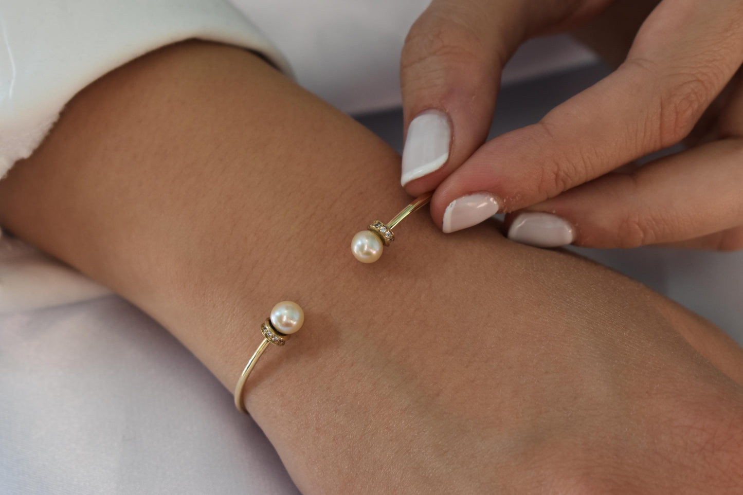 14K Gold Pearl Bracelet,Pearl Gold Bracelet,Minimal Pearl Bangle Bracelet,Wedding & Engagement Gold Pearl,Bridal and Bridesmaid Bracelet