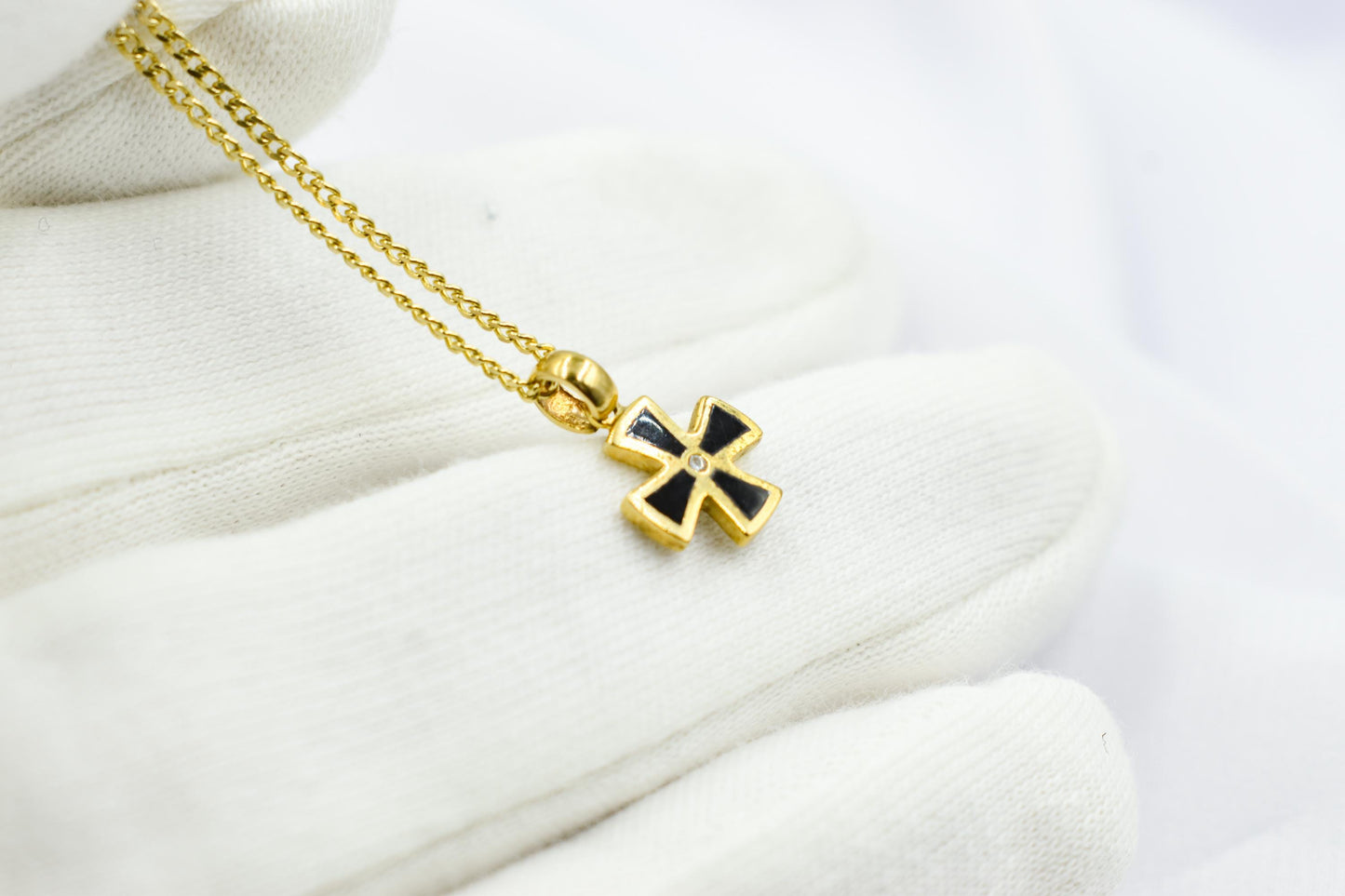 Χρυσός Σταυρός με Λευκό Σμάλτο Κ14