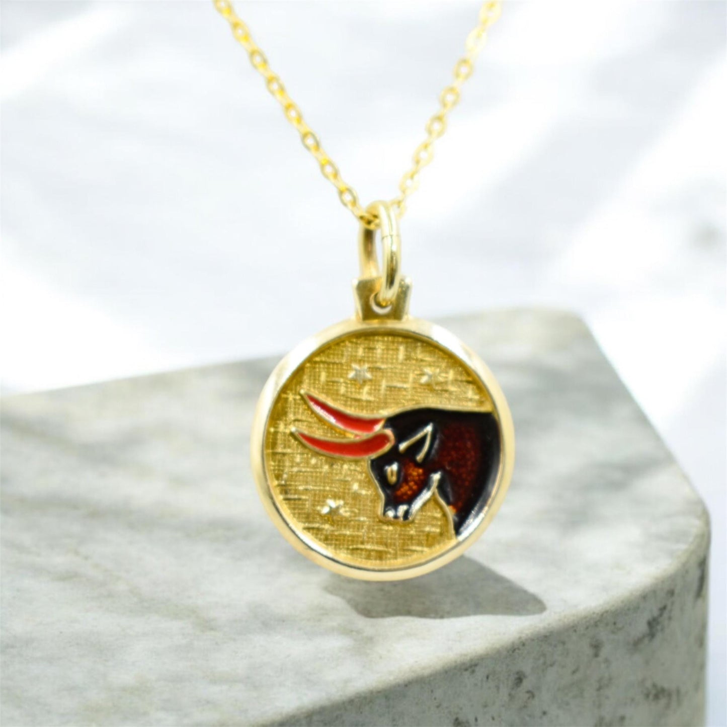 Χρυσό Μενταγιόν Ταύρος 14Κ με Σμάλτο