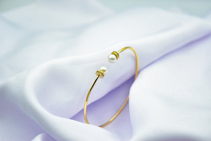 14K Gold Pearl Bracelet,Pearl Gold Bracelet,Minimal Pearl Bangle Bracelet,Wedding & Engagement Gold Pearl,Bridal and Bridesmaid Bracelet