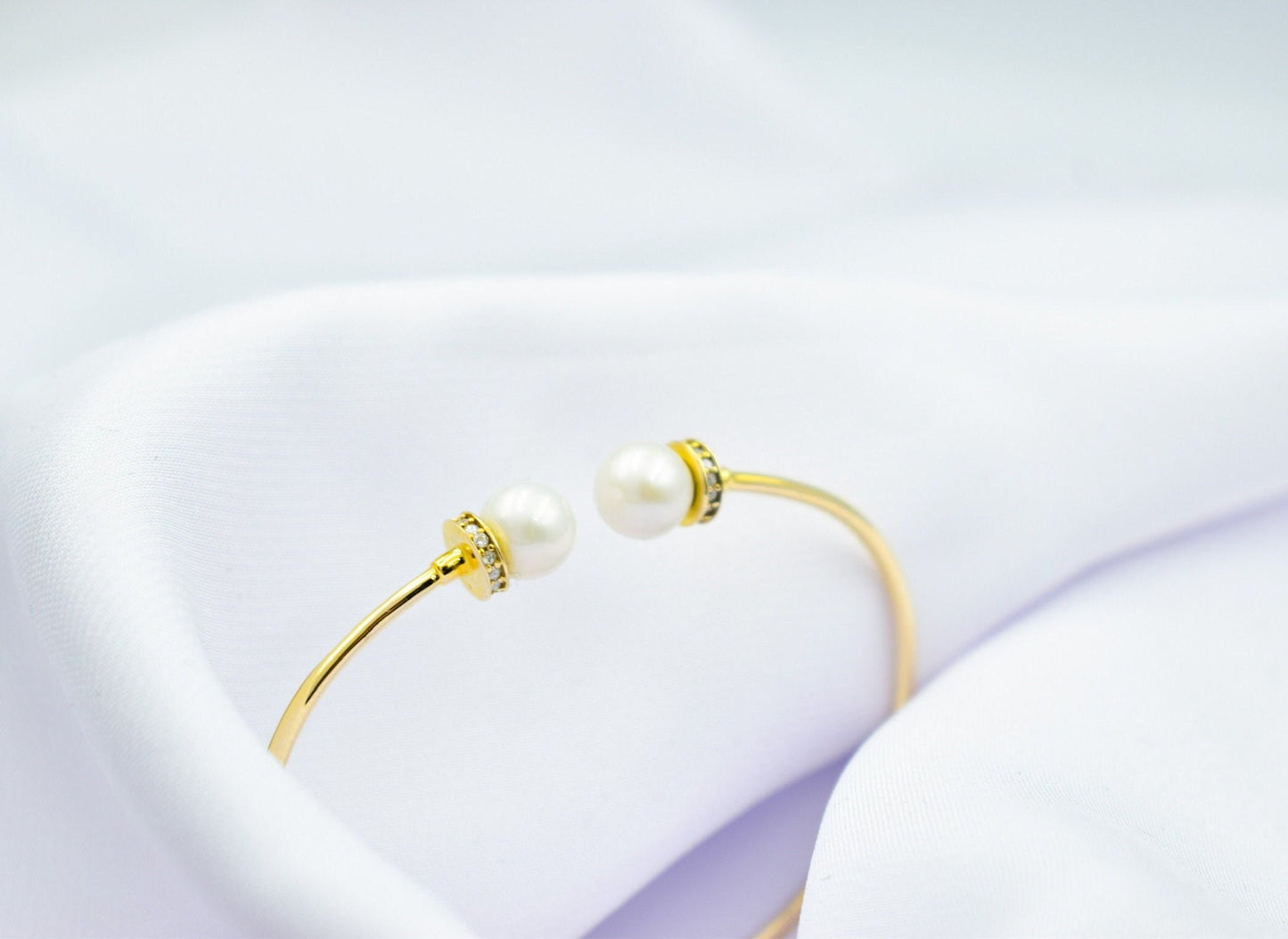14K Gold Pearl Bracelet,Pearl Gold Bracelet,Minimal Pearl Bangle Bracelet,Wedding & Engagement Gold Pearl Bangle,Bridesmaid Bracelet