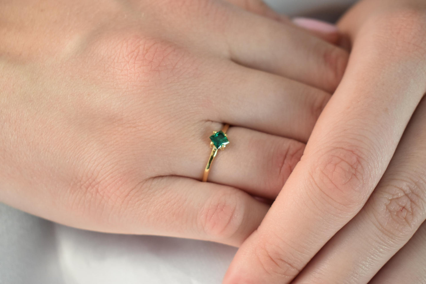 14K Solid Gold Thin Minimalist Ring, Round Small Green Zircon,Stackable Jewellery Ring,Gold Band,14K Wedding Stacking Ring,Minimalist Ring