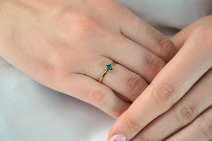 14K Solid Gold Thin Minimalist Ring, Round Small Green Zircon,Stackable Jewellery Ring,Gold Band,14K Wedding Stacking Ring,Minimalist Ring