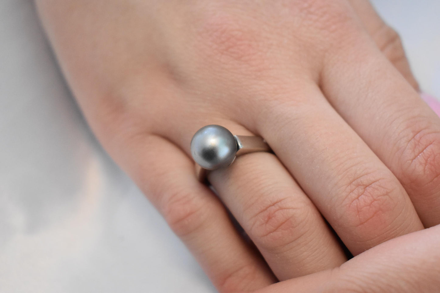 Χειροποίητο Λευκόχρυσο Δαχτυλίδι με Φυσικό Γκρι Μαργαριτάρι Κ14