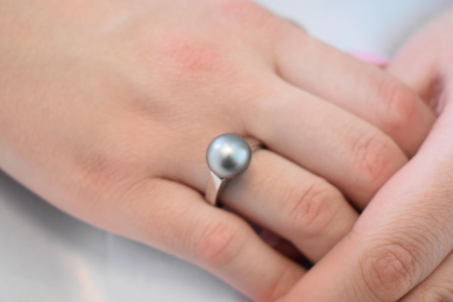 Χειροποίητο Λευκόχρυσο Δαχτυλίδι με Φυσικό Γκρι Μαργαριτάρι Κ14