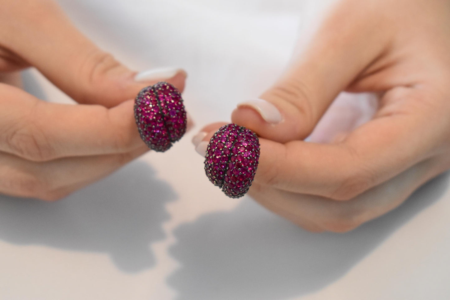 Σκουλαρίκια Κ18 Pavé με Ορυκτά Ρουμπίνια