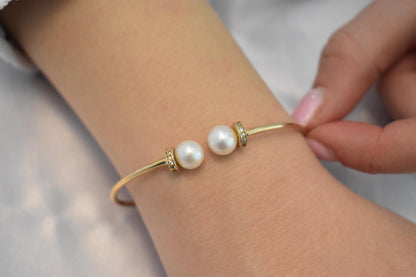 14K Gold Pearl Bracelet,Pearl Gold Bracelet,Minimal Pearl Bangle Bracelet,Wedding & Engagement Gold Pearl Bangle,Bridesmaid Bracelet