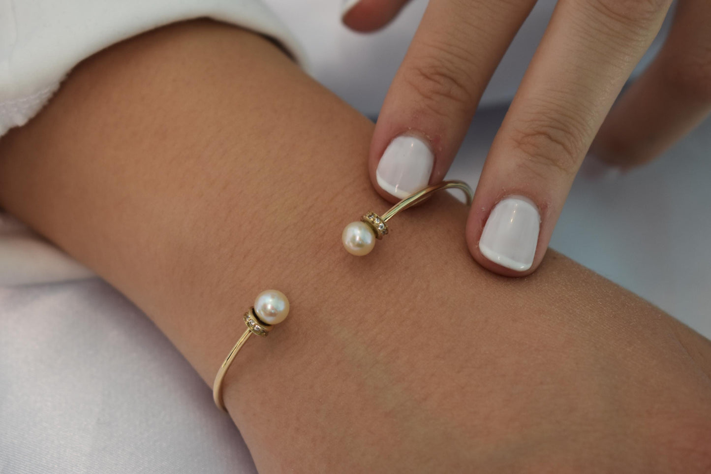 14K Gold Pearl Bracelet,Pearl Gold Bracelet,Minimal Pearl Bangle Bracelet,Wedding & Engagement Gold Pearl,Bridal and Bridesmaid Bracelet