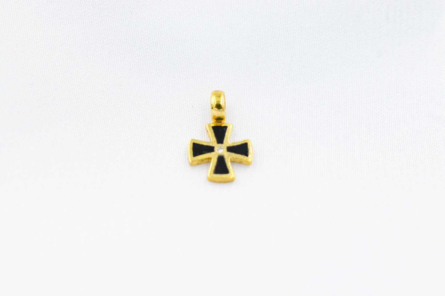 Χρυσός Σταυρός με Λευκό Σμάλτο Κ14