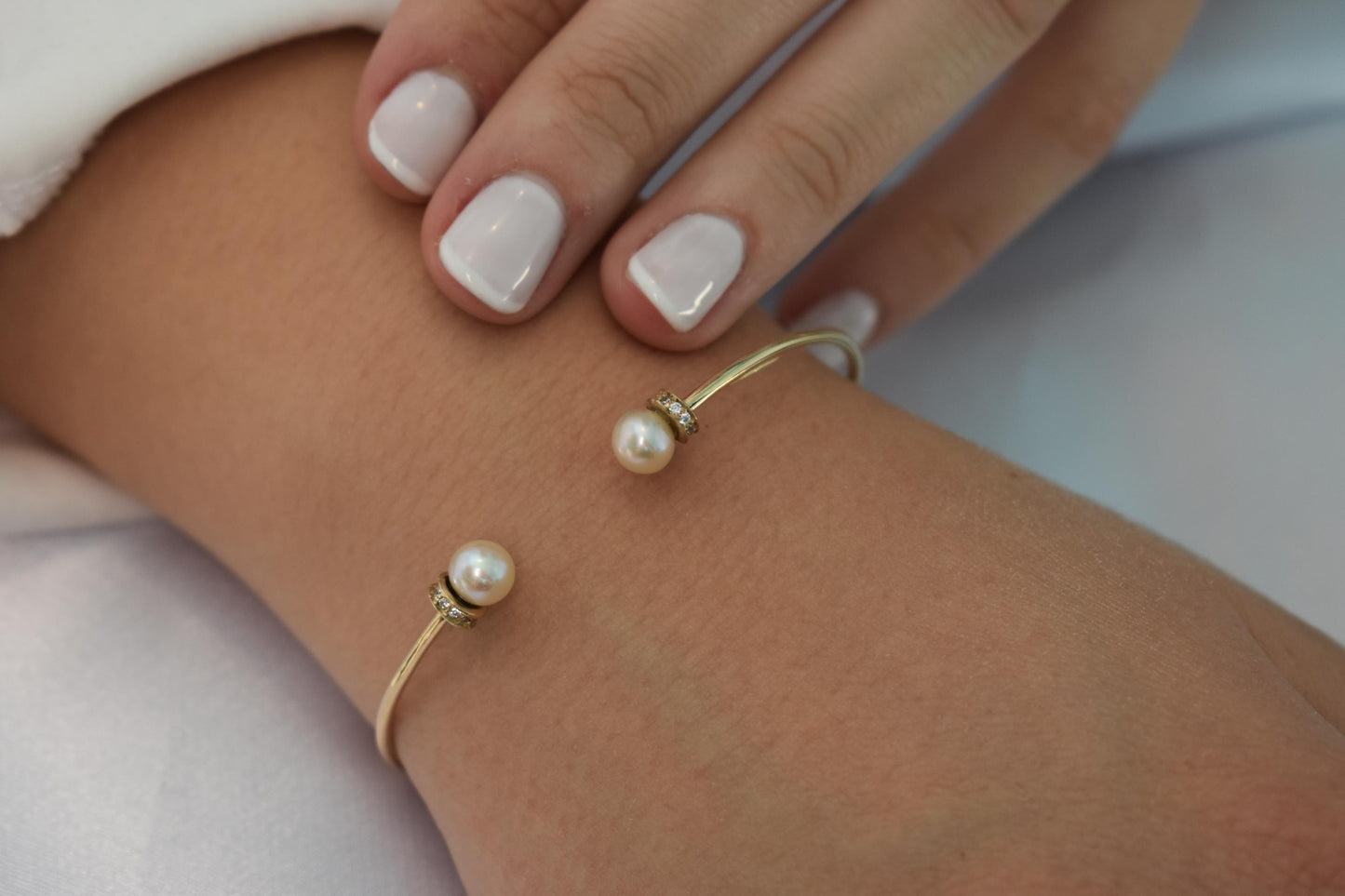 14K Gold Pearl Bracelet,Pearl Gold Bracelet,Minimal Pearl Bangle Bracelet,Wedding & Engagement Gold Pearl,Bridal and Bridesmaid Bracelet