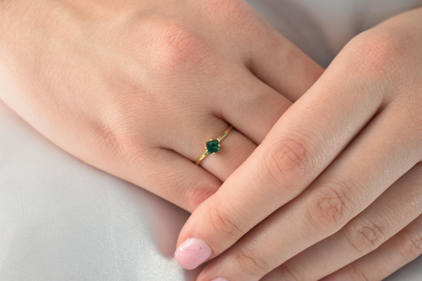 14K Solid Gold Thin Minimalist Ring, Round Small Green Zircon,Stackable Jewellery Ring,Gold Band,14K Wedding Stacking Ring,Minimalist Ring