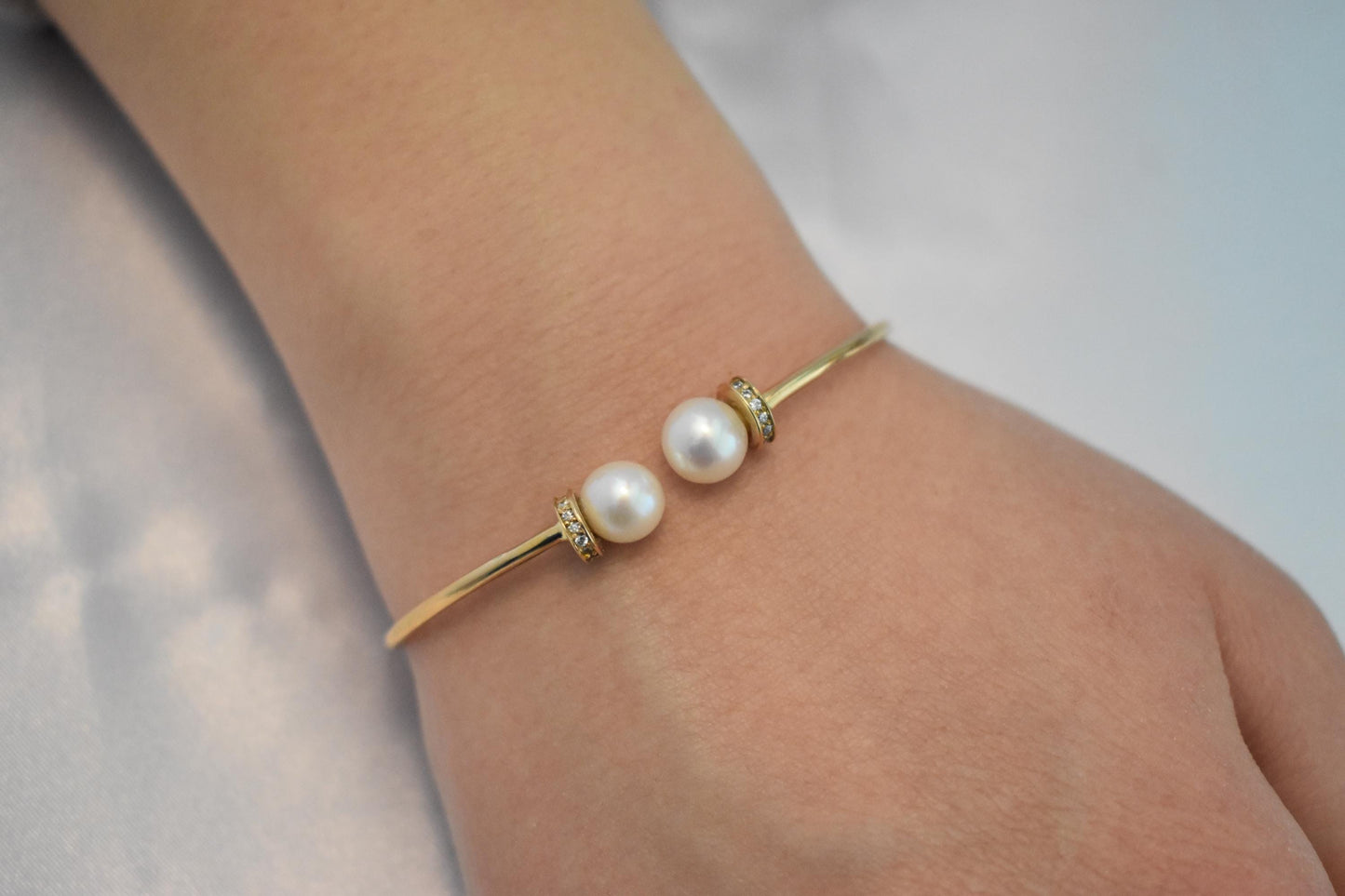 14K Gold Pearl Bracelet,Pearl Gold Bracelet,Minimal Pearl Bangle Bracelet,Wedding & Engagement Gold Pearl Bangle,Bridesmaid Bracelet