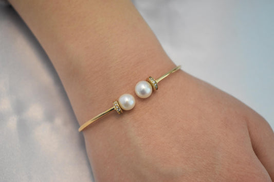 14K Gold Pearl Bracelet,Pearl Gold Bracelet,Minimal Pearl Bangle Bracelet,Wedding & Engagement Gold Pearl Bangle,Bridesmaid Bracelet