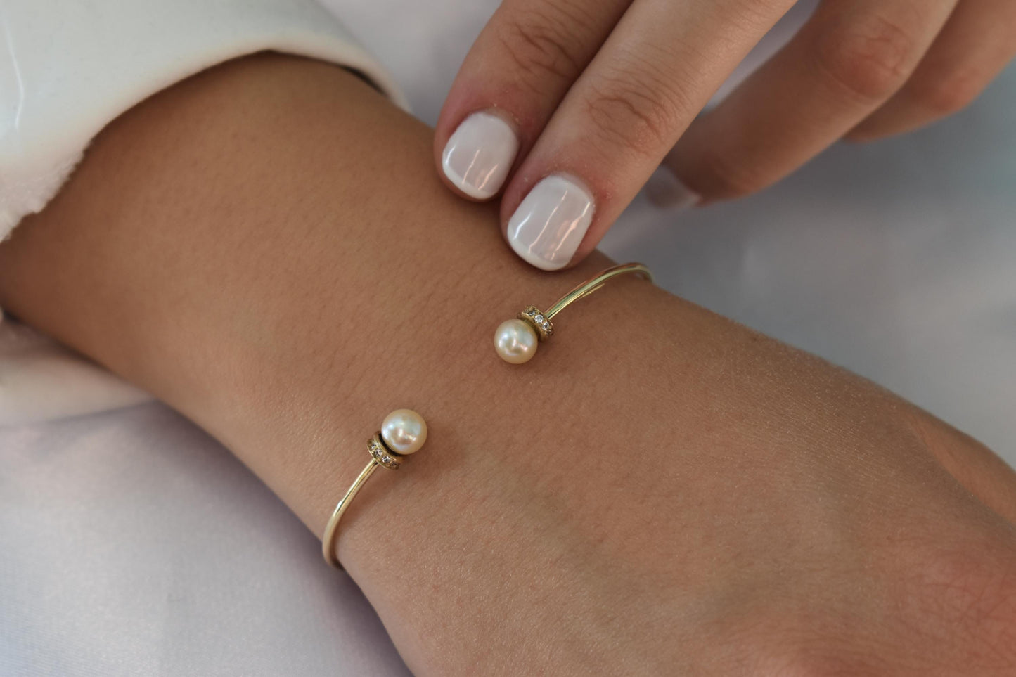 14K Gold Pearl Bracelet,Pearl Gold Bracelet,Minimal Pearl Bangle Bracelet,Wedding & Engagement Gold Pearl,Bridal and Bridesmaid Bracelet
