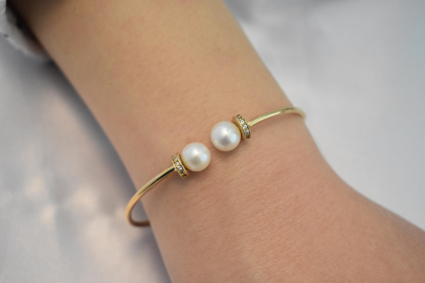 14K Gold Pearl Bracelet,Pearl Gold Bracelet,Minimal Pearl Bangle Bracelet,Wedding & Engagement Gold Pearl Bangle,Bridesmaid Bracelet