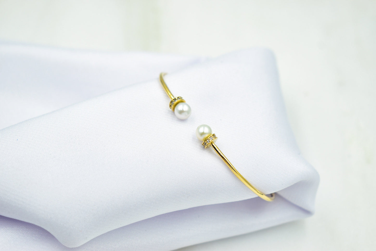 14K Gold Pearl Bracelet,Pearl Gold Bracelet,Minimal Pearl Bangle Bracelet,Wedding & Engagement Gold Pearl,Bridal and Bridesmaid Bracelet
