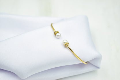 14K Gold Pearl Bracelet,Pearl Gold Bracelet,Minimal Pearl Bangle Bracelet,Wedding & Engagement Gold Pearl,Bridal and Bridesmaid Bracelet