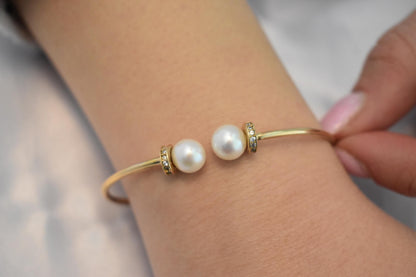 14K Gold Pearl Bracelet,Pearl Gold Bracelet,Minimal Pearl Bangle Bracelet,Wedding & Engagement Gold Pearl Bangle,Bridesmaid Bracelet