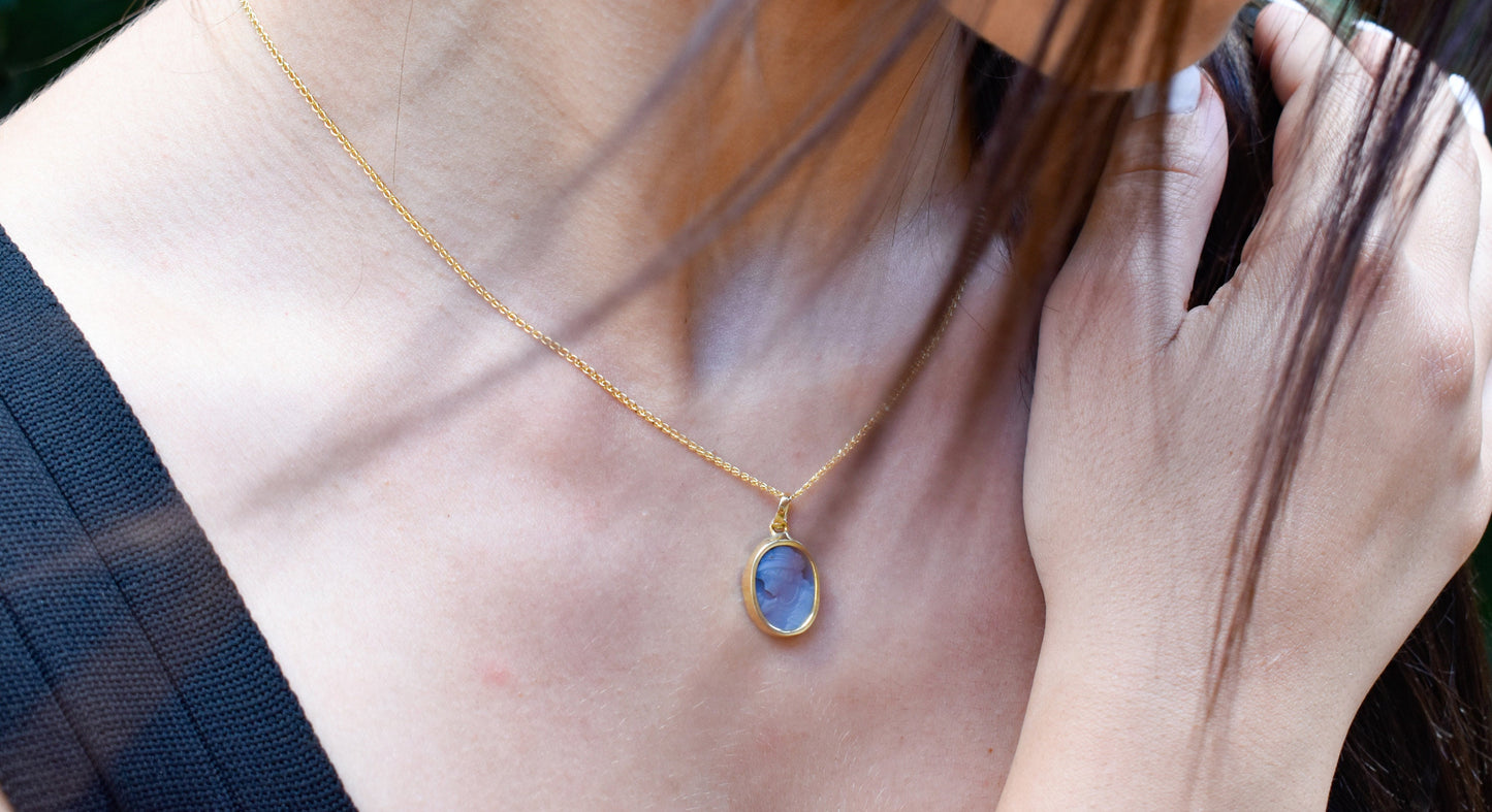 Χρυσό Καμέο σε Μπλε Όστρακο 18Κ