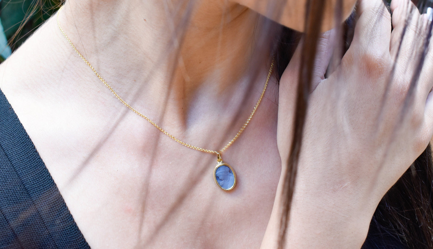 Χρυσό Καμέο σε Μπλε Όστρακο 18Κ