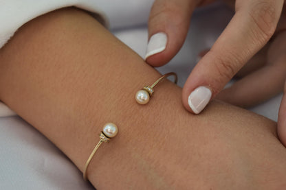 14K Gold Pearl Bracelet,Pearl Gold Bracelet,Minimal Pearl Bangle Bracelet,Wedding & Engagement Gold Pearl,Bridal and Bridesmaid Bracelet