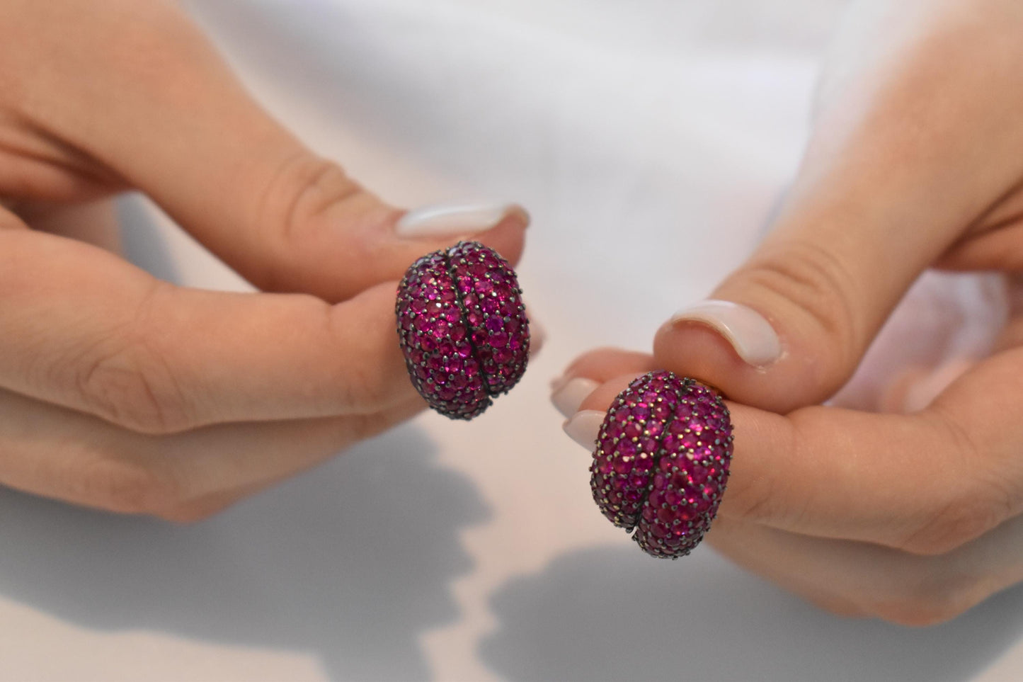 Σκουλαρίκια Κ18 Pavé με Ορυκτά Ρουμπίνια