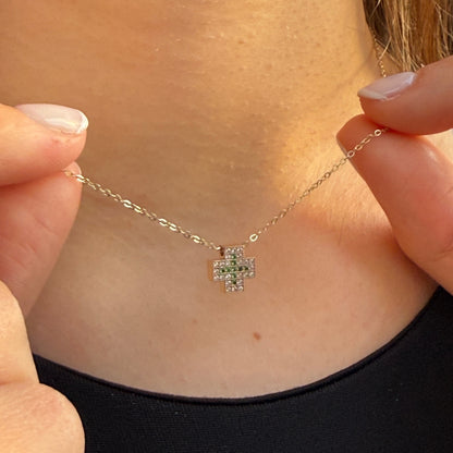 Χρυσό Κολιέ 9Κ με Σταυρό & Πράσινα – Λευκά Ζιργκόν