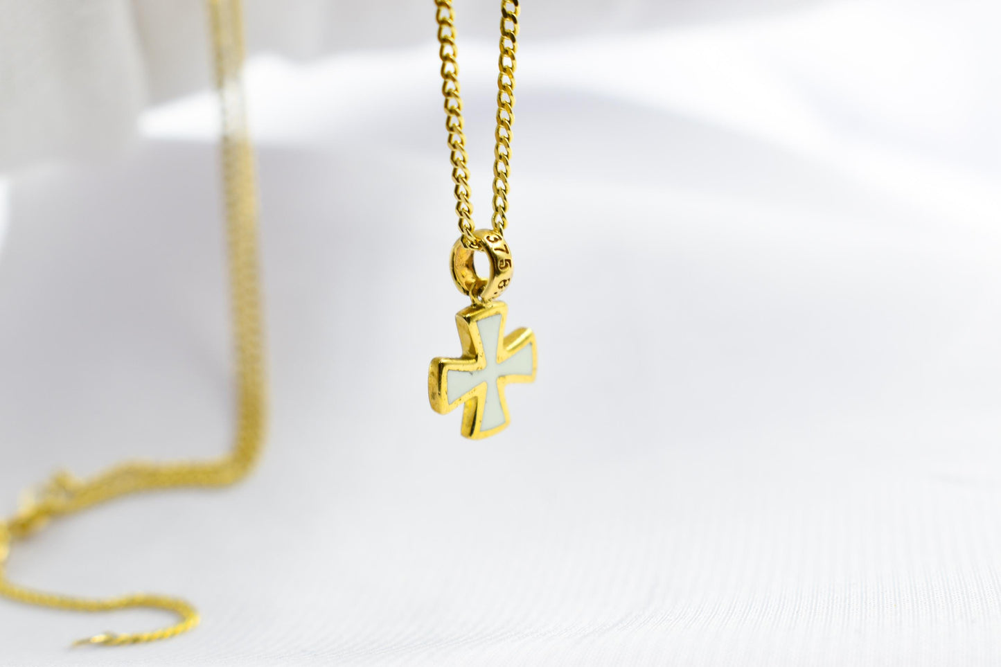 Χρυσός Σταυρός με Λευκό Σμάλτο Κ14