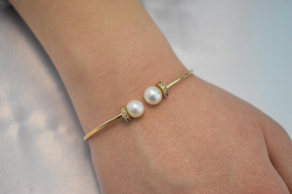 14K Gold Pearl Bracelet,Pearl Gold Bracelet,Minimal Pearl Bangle Bracelet,Wedding & Engagement Gold Pearl Bangle,Bridesmaid Bracelet