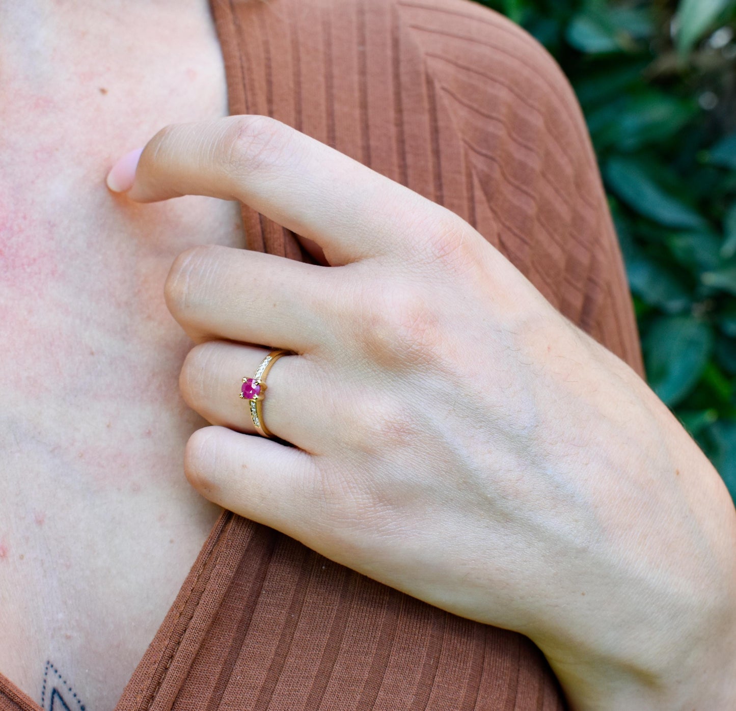 Χειροποίητο Μονόπετρο με Ορυκτό Ρουμπίνι & Διαμάντια Κ18