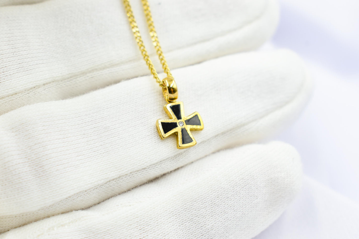 Χρυσός Σταυρός με Λευκό Σμάλτο Κ14