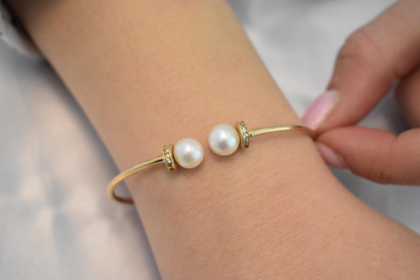 14K Gold Pearl Bracelet,Pearl Gold Bracelet,Minimal Pearl Bangle Bracelet,Wedding & Engagement Gold Pearl Bangle,Bridesmaid Bracelet