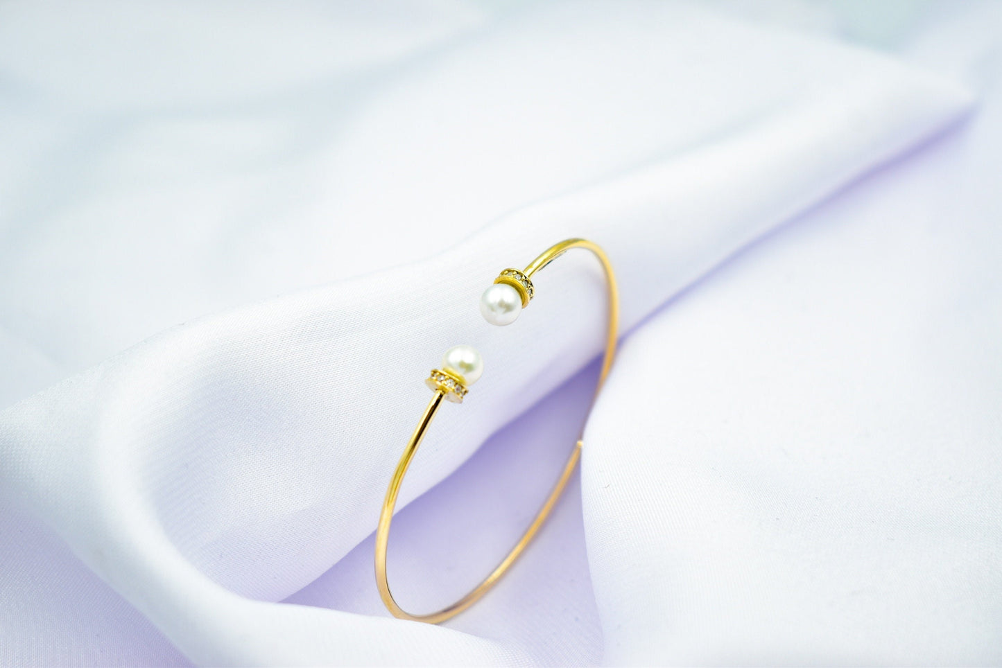 14K Gold Pearl Bracelet,Pearl Gold Bracelet,Minimal Pearl Bangle Bracelet,Wedding & Engagement Gold Pearl,Bridal and Bridesmaid Bracelet