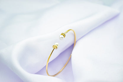 14K Gold Pearl Bracelet,Pearl Gold Bracelet,Minimal Pearl Bangle Bracelet,Wedding & Engagement Gold Pearl,Bridal and Bridesmaid Bracelet