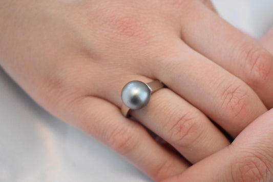 Χειροποίητο Λευκόχρυσο Δαχτυλίδι με Φυσικό Γκρι Μαργαριτάρι Κ14