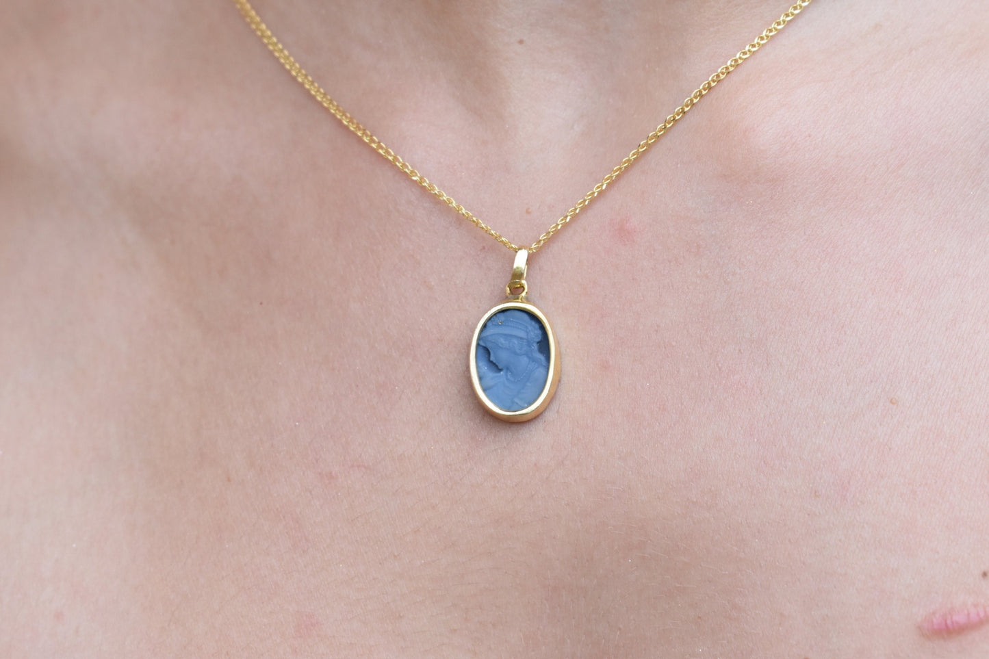 Χρυσό Καμέο σε Μπλε Όστρακο 18Κ