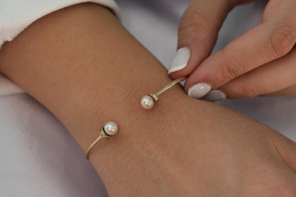 14K Gold Pearl Bracelet,Pearl Gold Bracelet,Minimal Pearl Bangle Bracelet,Wedding & Engagement Gold Pearl,Bridal and Bridesmaid Bracelet